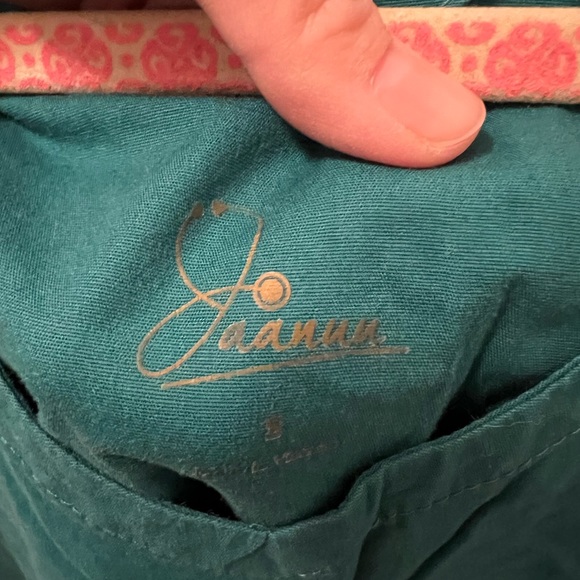 💥2/12$💥. Jaanuu Scrub top - Picture 2 of 3